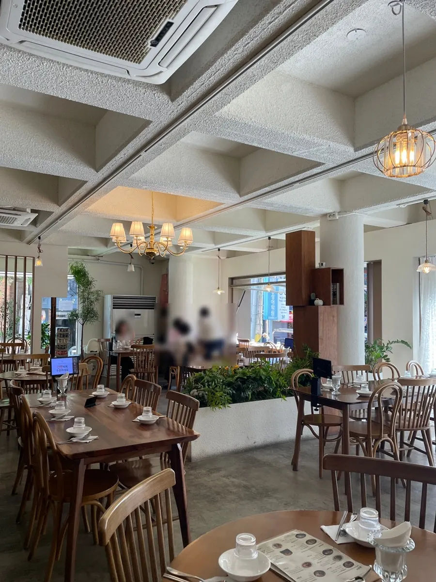 Dining-style atmosphere inside Moa Gangnam's hall