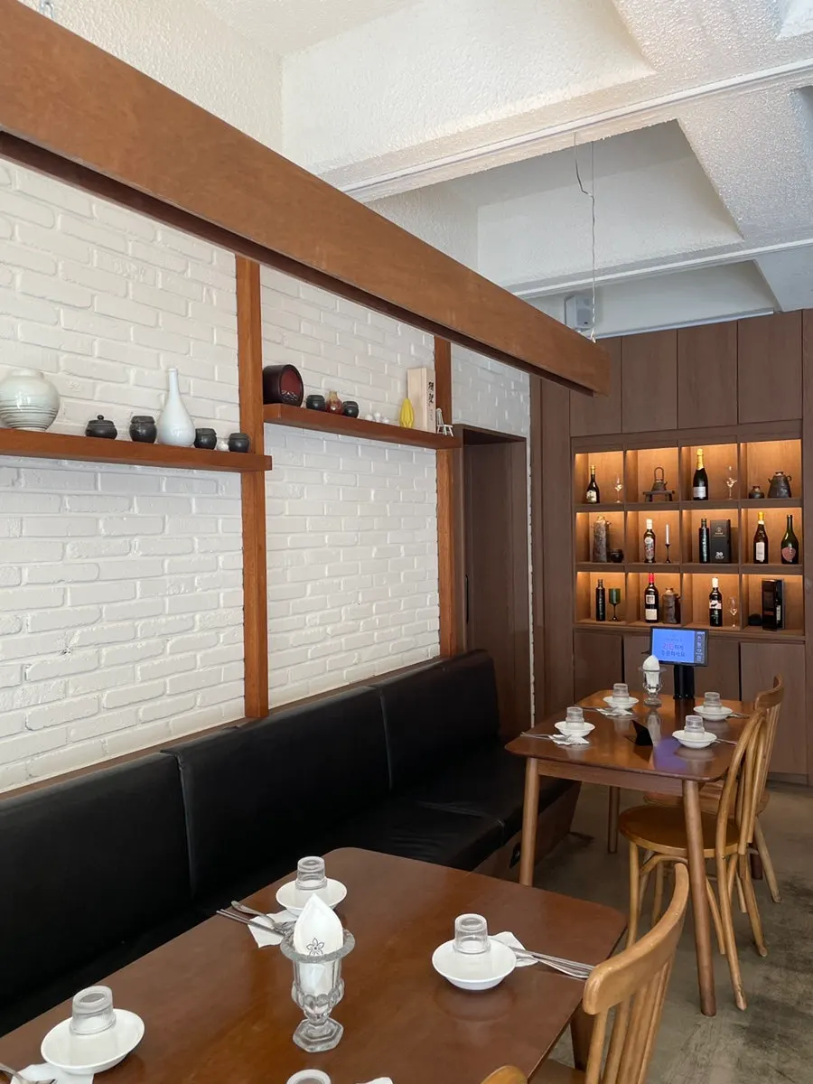 Interior seating and lighting at Moa Gangnam
