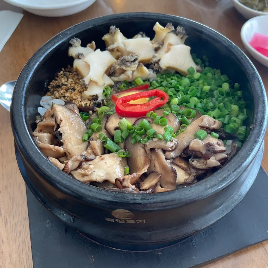 Pot rice topped with equal parts abalone and mushroom