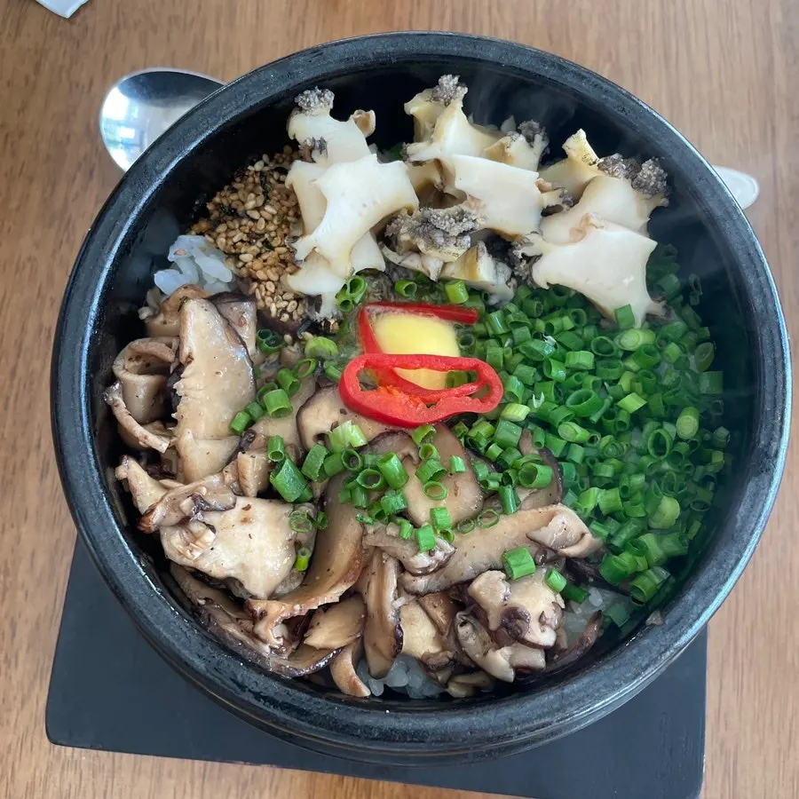 Abalone-mushroom butter pot rice topped with green onion and butter