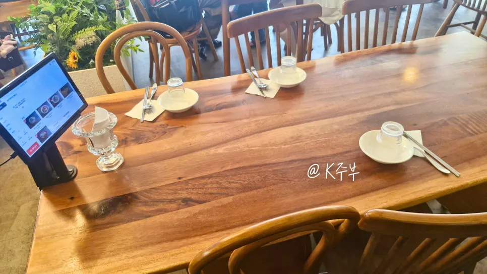 Interior of Moa Gangnam with white-and-wood tones