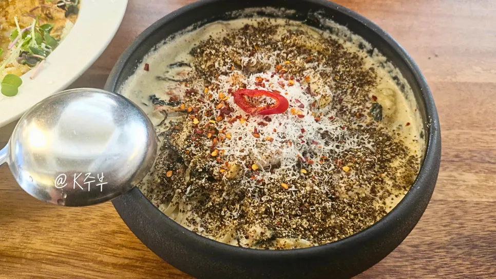 A bowl of gondre cream sujebi