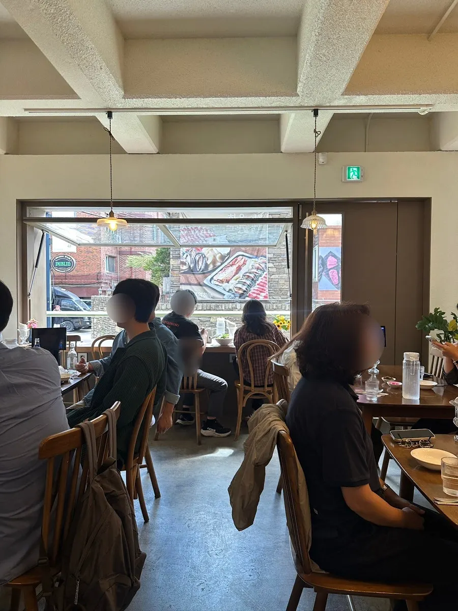 모아 강남 넓은 홀 좌석
