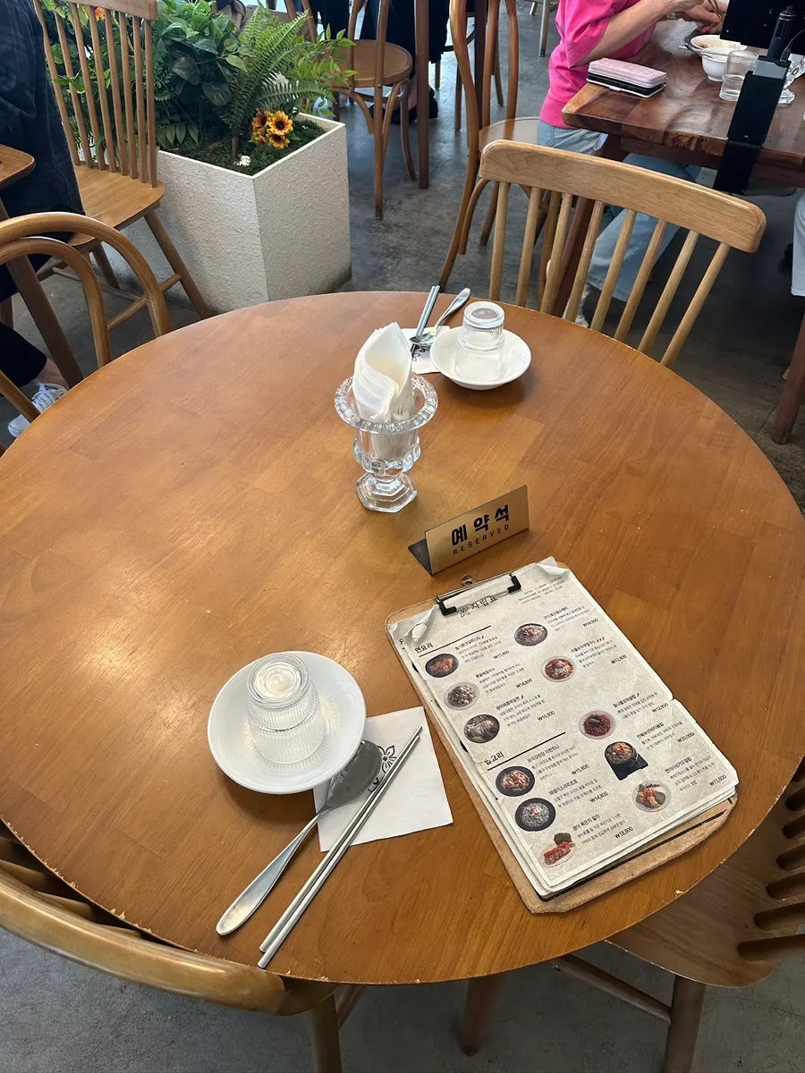 Moa Gangnam interior full of weekday lunch customers