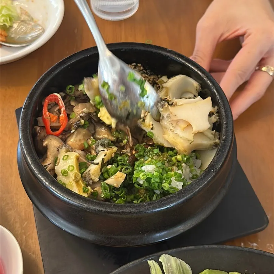 Full table spread with pot rice at Moa Gangnam