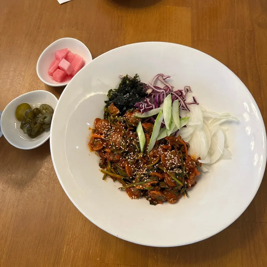 Cockle rice bowl with wild chive at Moa Gangnam