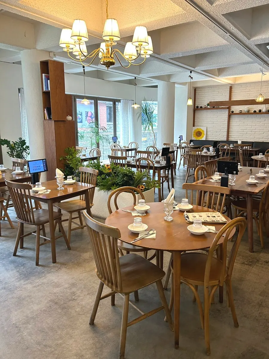 11시 오픈 전 모아 강남 입구