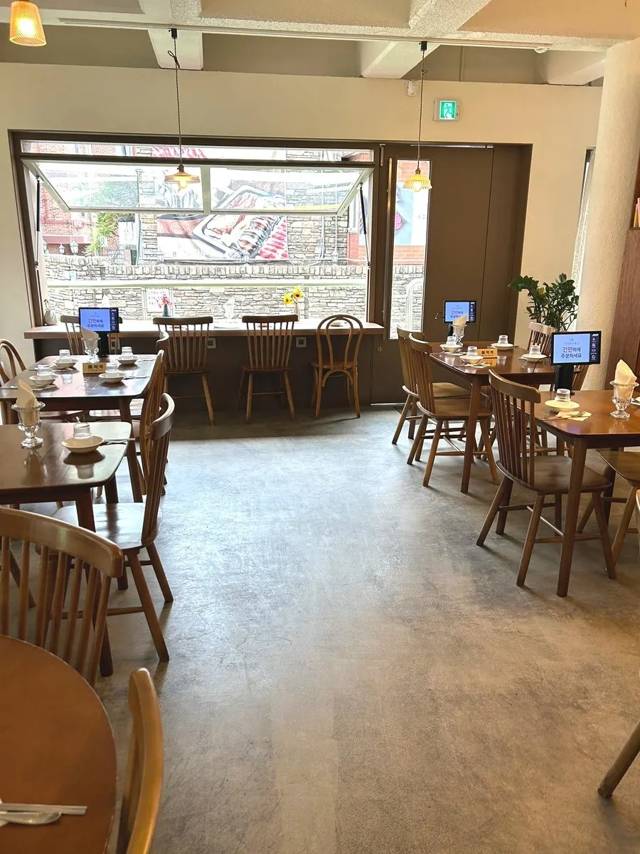 넓은 모아 강남 매장 내부