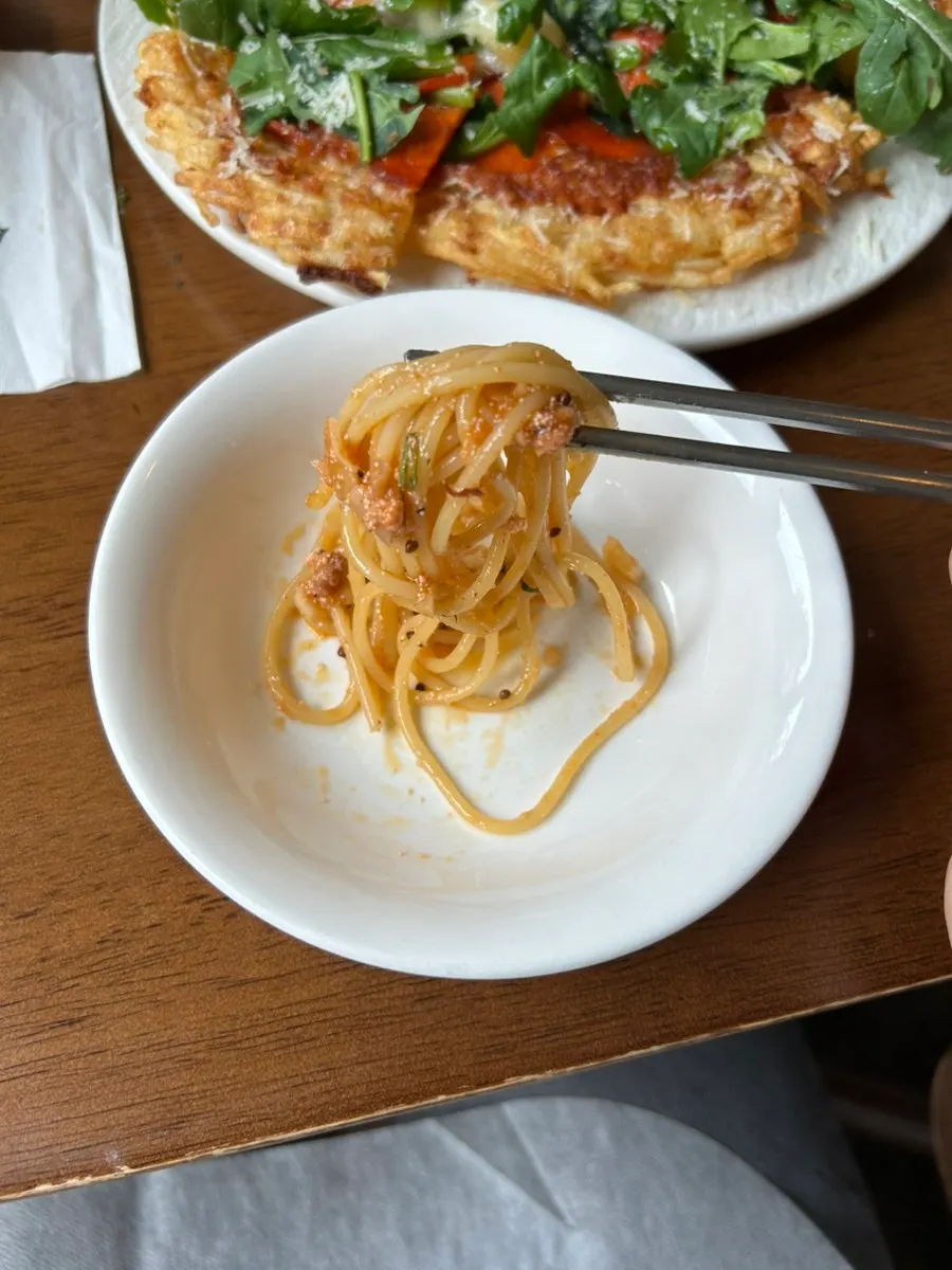 깻잎이 올라간 들기름젓갈파스타 클로즈업