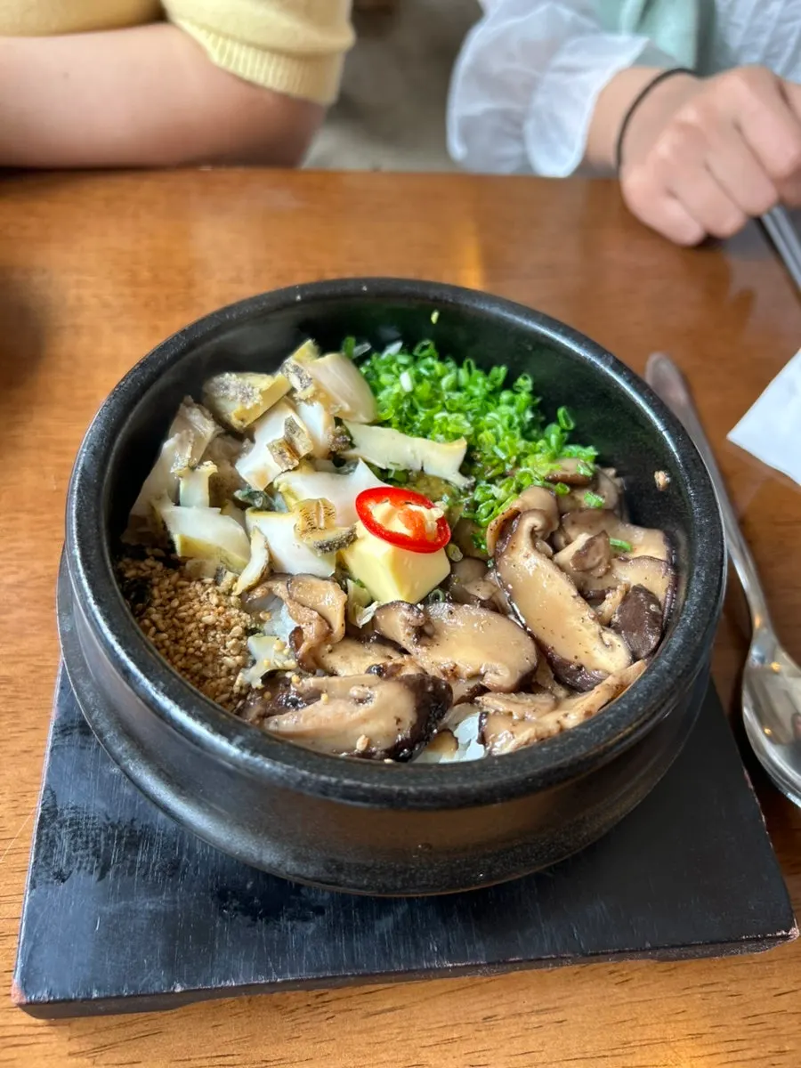 파스타와 함께 차려진 전복버섯버터솥밥 상차림