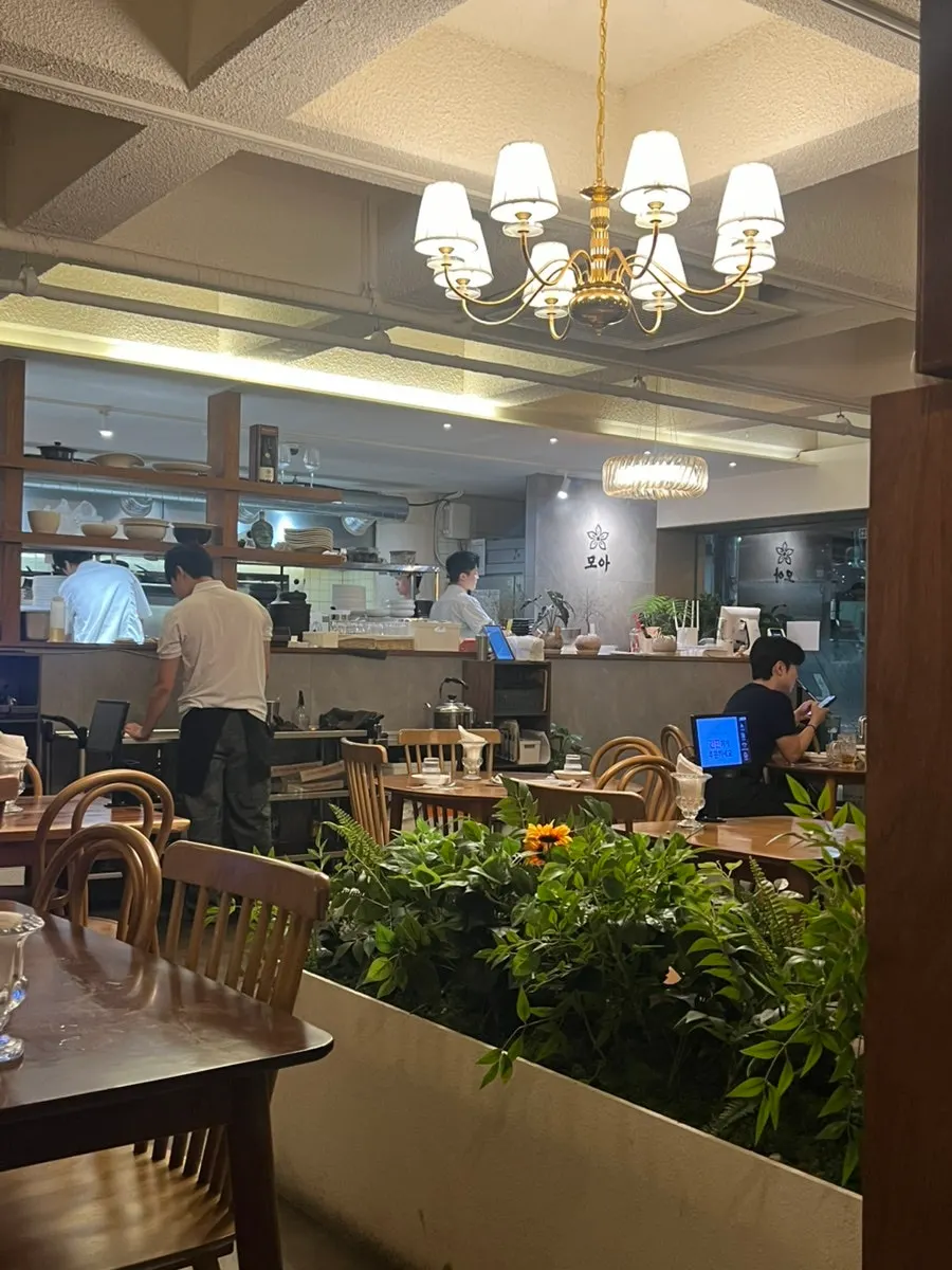Entrance to Moa Gangnam on the 1st floor of Geumseong Building, Teheran-ro 5-gil