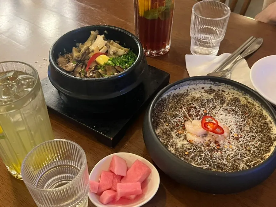 Gondre cream sujebi and abalone pot rice served together