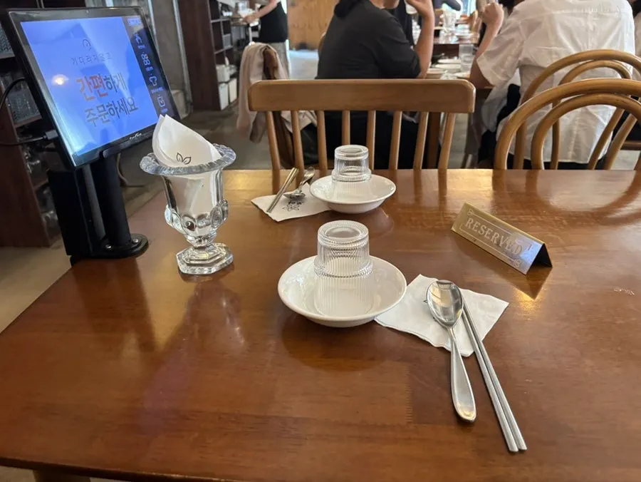 Seating and lighting at Moa Gangnam