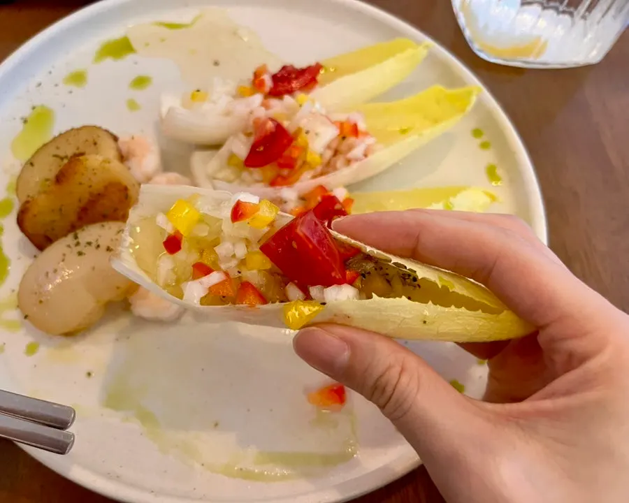 Endive filled with paprika and onion salad
