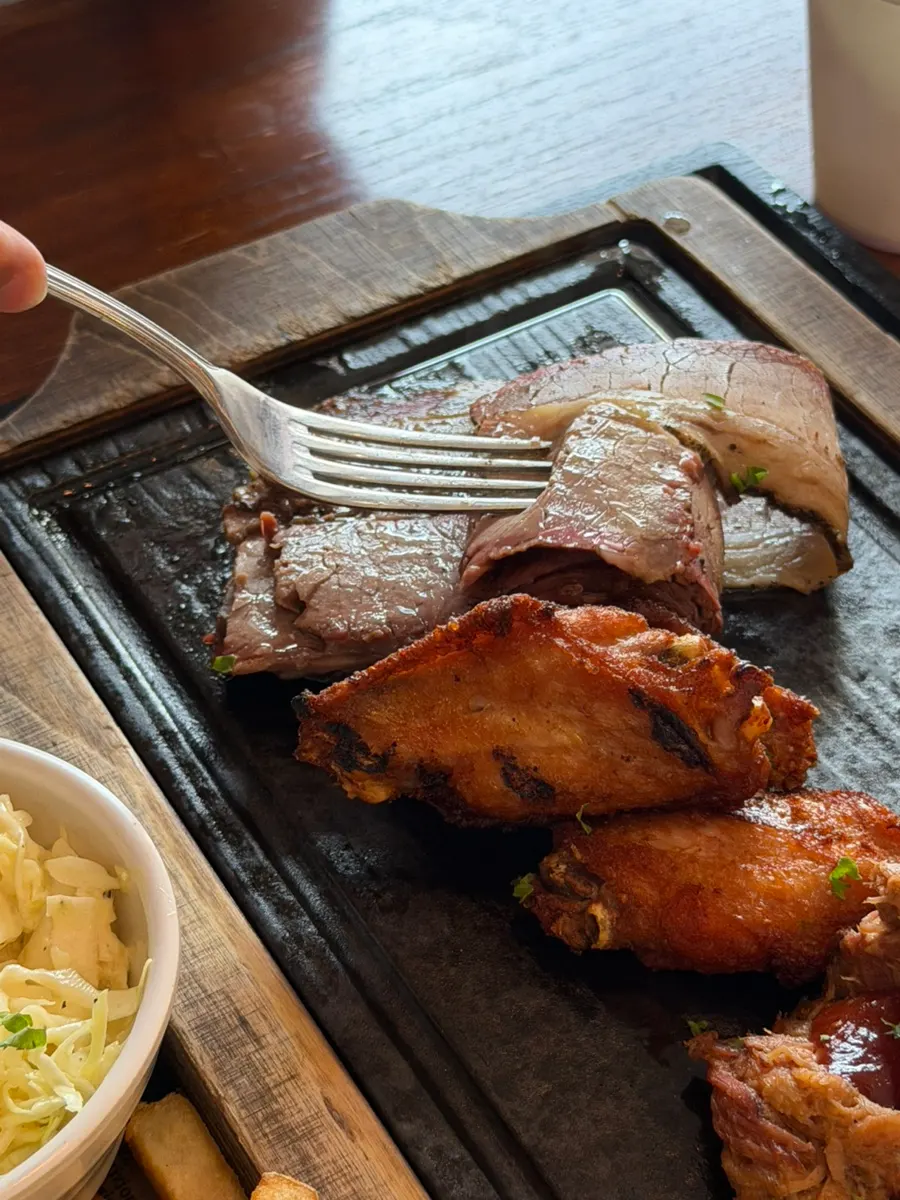 Texas Platter untuk 2 orang dengan brisket dan pulled pork