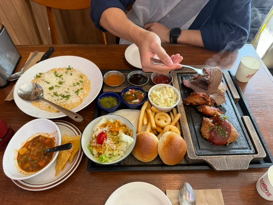 Platter dan Cheese Garlic Shrimp Rice atas meja