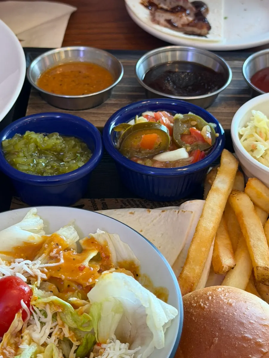 Pinggan platter dengan sos, acar dan salad kubis