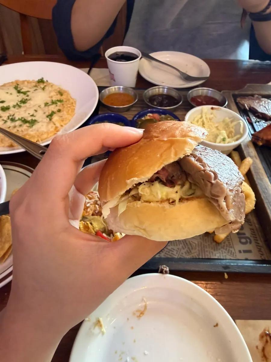 Brisket diletak atas tortilla