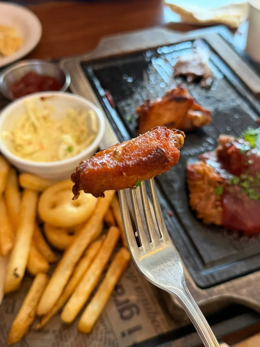 Buffalo wing dan kentang goreng smiley