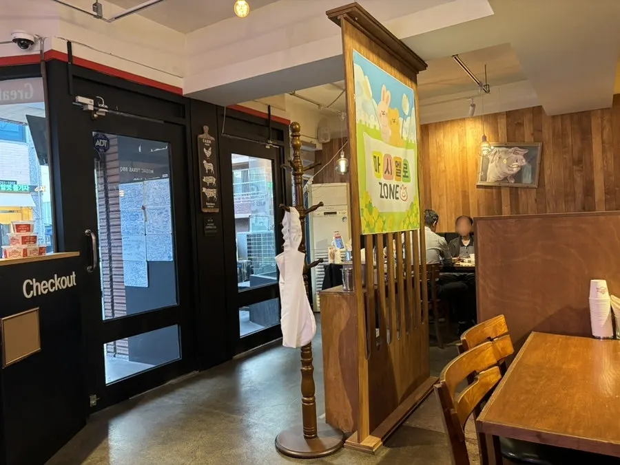 Overall view of the dining hall at Modak Texas Barbecue Dongdaegu Branch