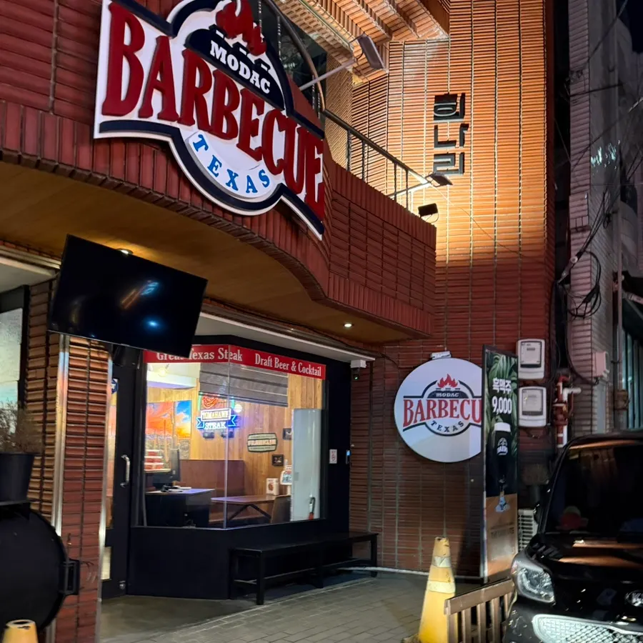 赤レンガの建物にあるモダクテキサスBBQ東大邱店の外観と看板