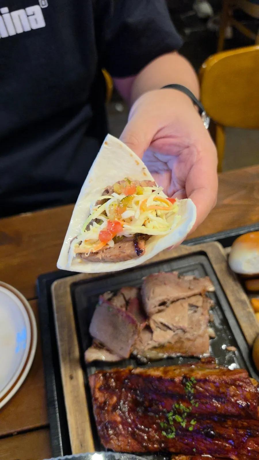 모닝빵에 폴드포크와 코울슬로를 올린 모습