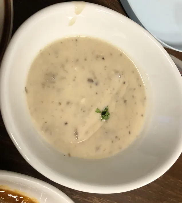 메인 전에 나온 부드러운 버섯 스프