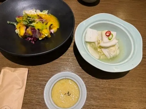 Sotbap and green tea water served with the bori-gulbi