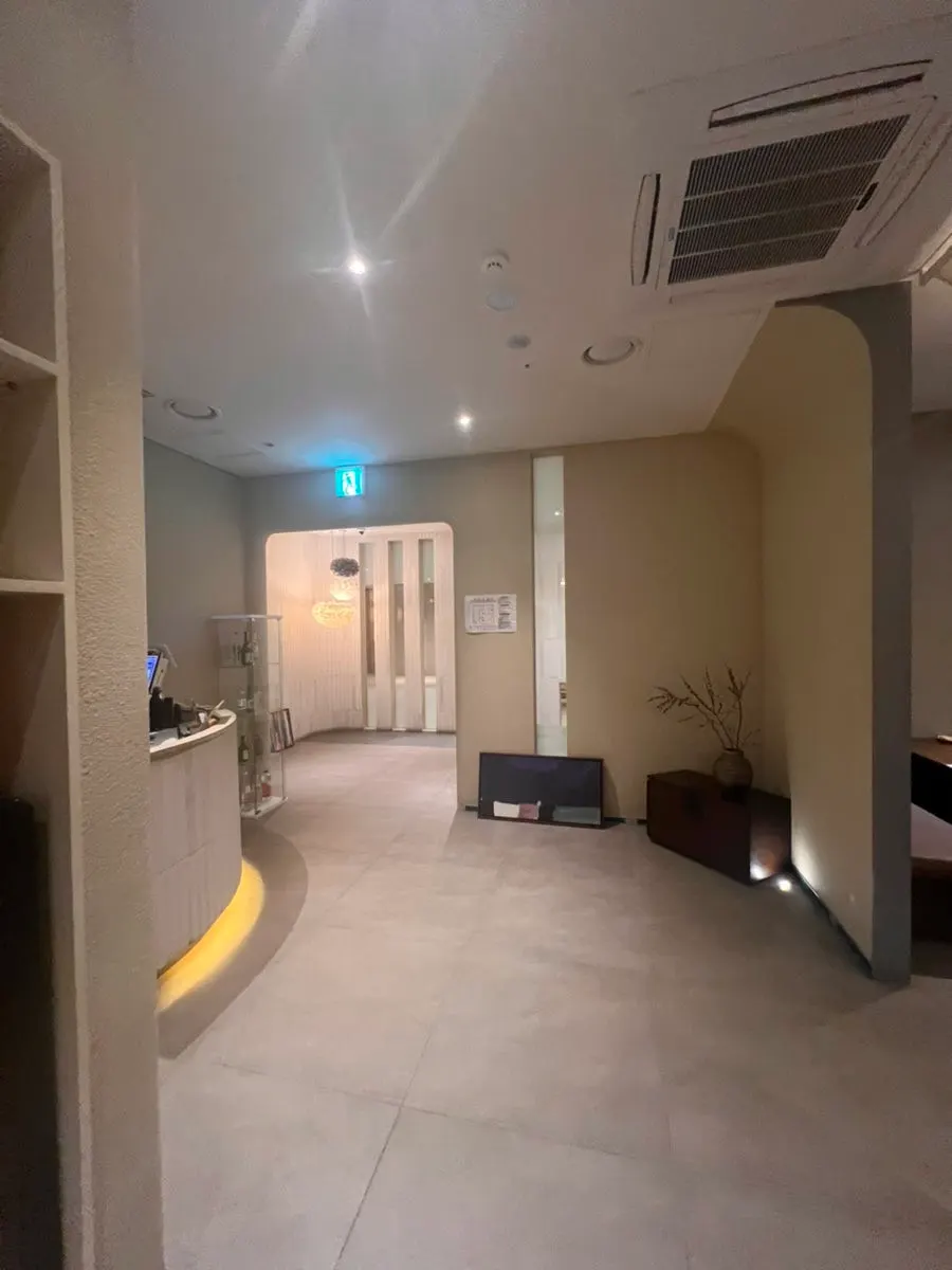 모담다이닝 광화문점 내부 통로와 좌석