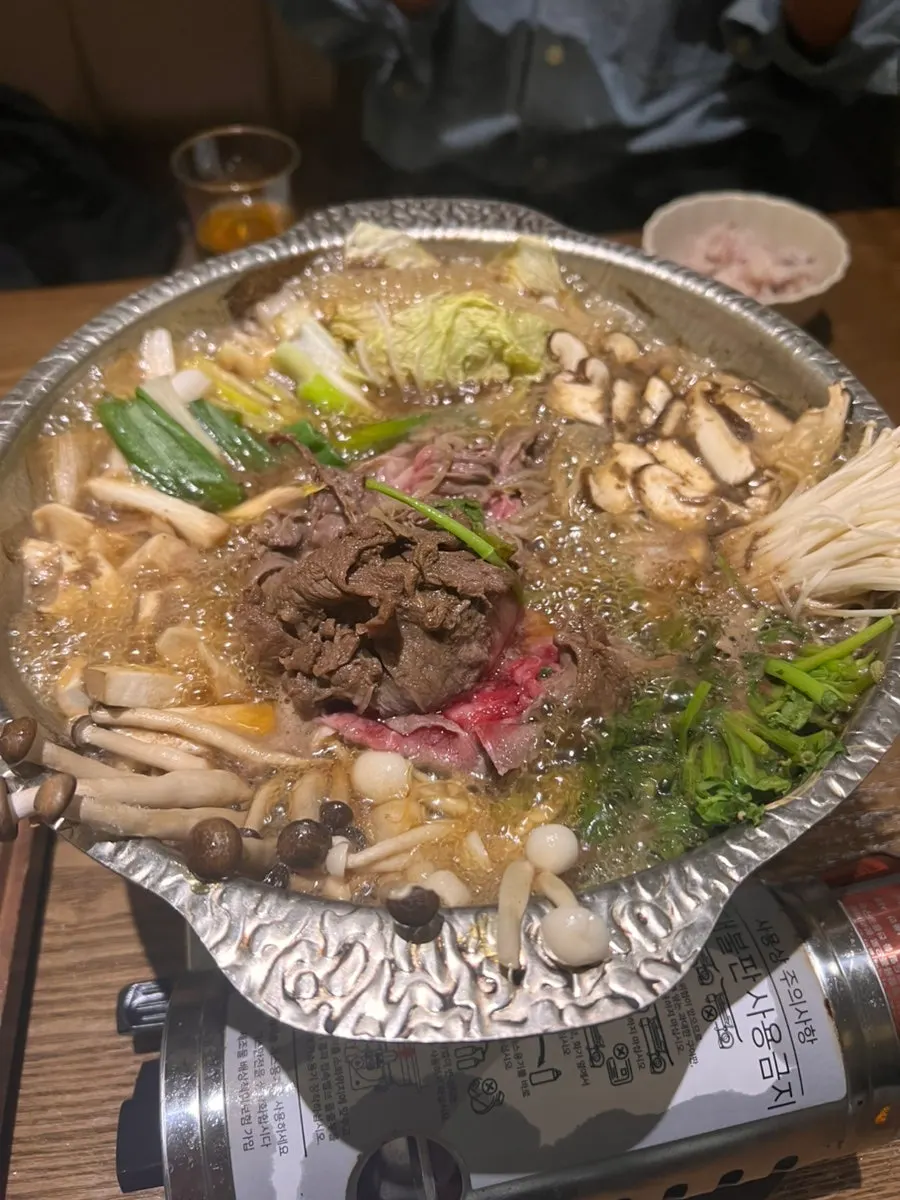 다 익은 불고기 전골과 채소, 밥