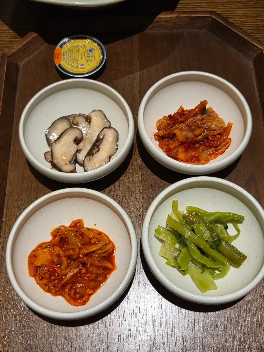 메인 메뉴와 네 가지 찬이 놓인 한정식 상차림