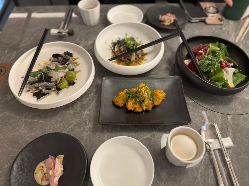 Full shot of the pre-meal appetizer spread at Modam Itaewon