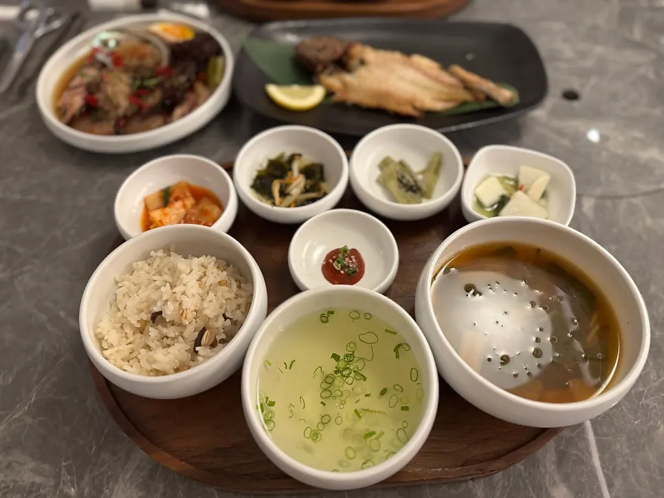 The dried corvina set and mixed seafood jang set table setting