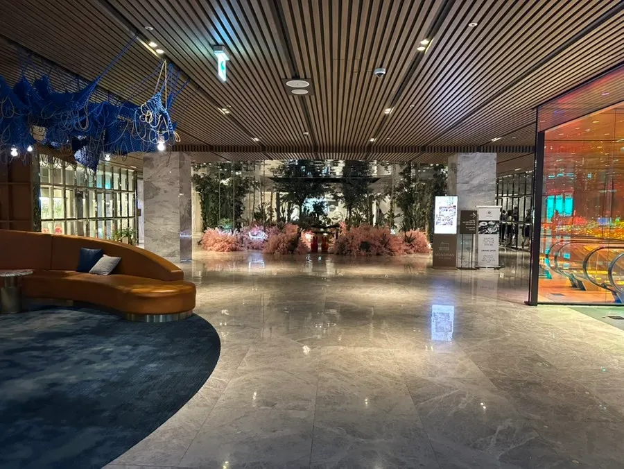 Space near the entrance of Modam Itaewon