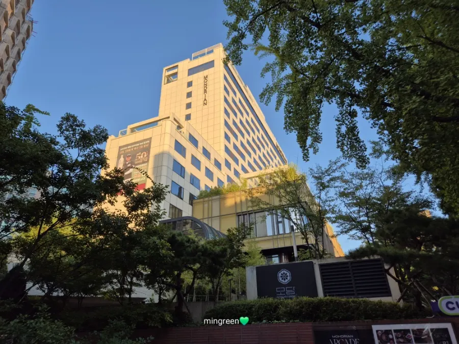 몬드리안 호텔 1층 모담 이태원점 입구