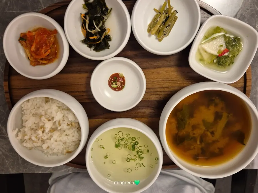 더덕 구이와 숯불 떡갈비 정식 한 상
