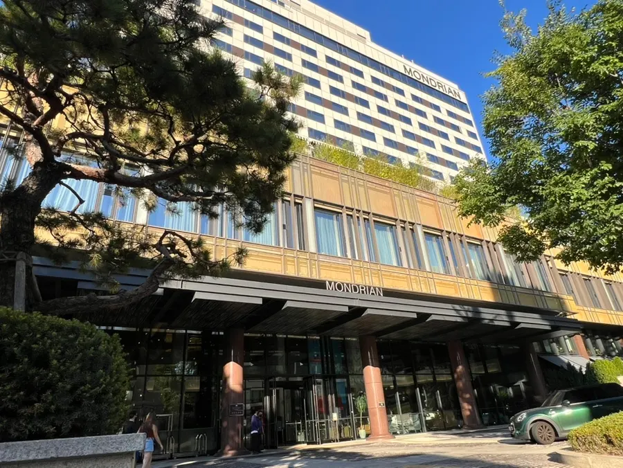 몬드리안 호텔 1층 모담 이태원점 입구