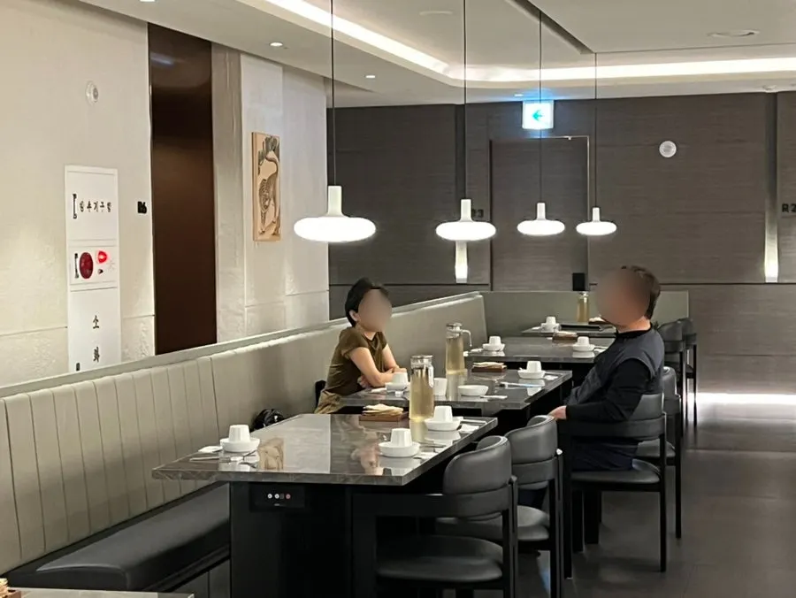 격조 있는 분위기의 모담 이태원점 좌석
