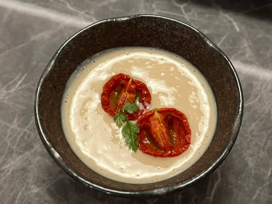말린 방울토마토를 올린 차가운 콩죽