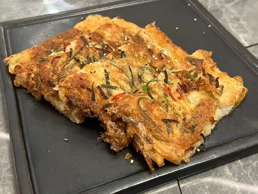 노릇하게 부쳐 잘라 나온 명란배추전