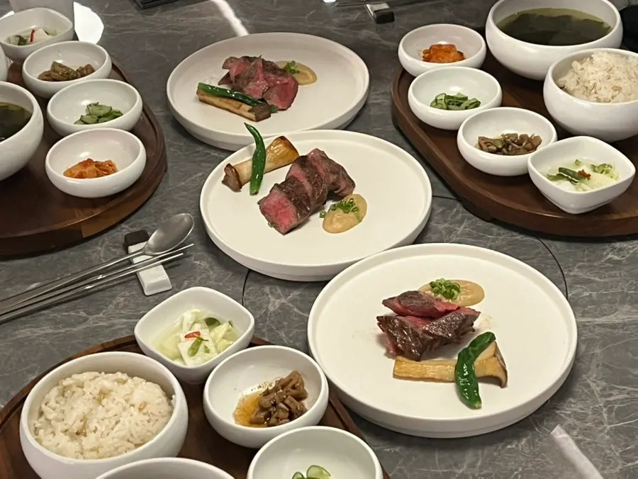 밥과 국, 반찬이 담긴 나무 트레이 식사