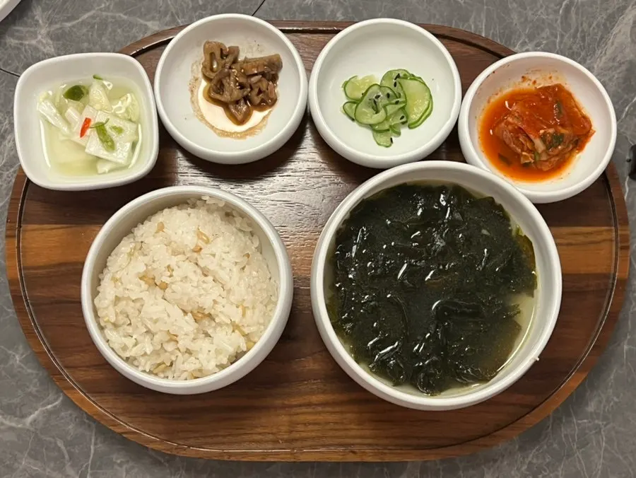 미역국과 연근조림, 김치 등 반찬 구성