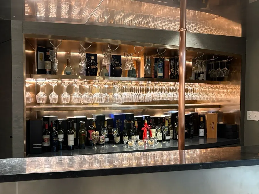 Drink serving area to the right of the Modam entrance