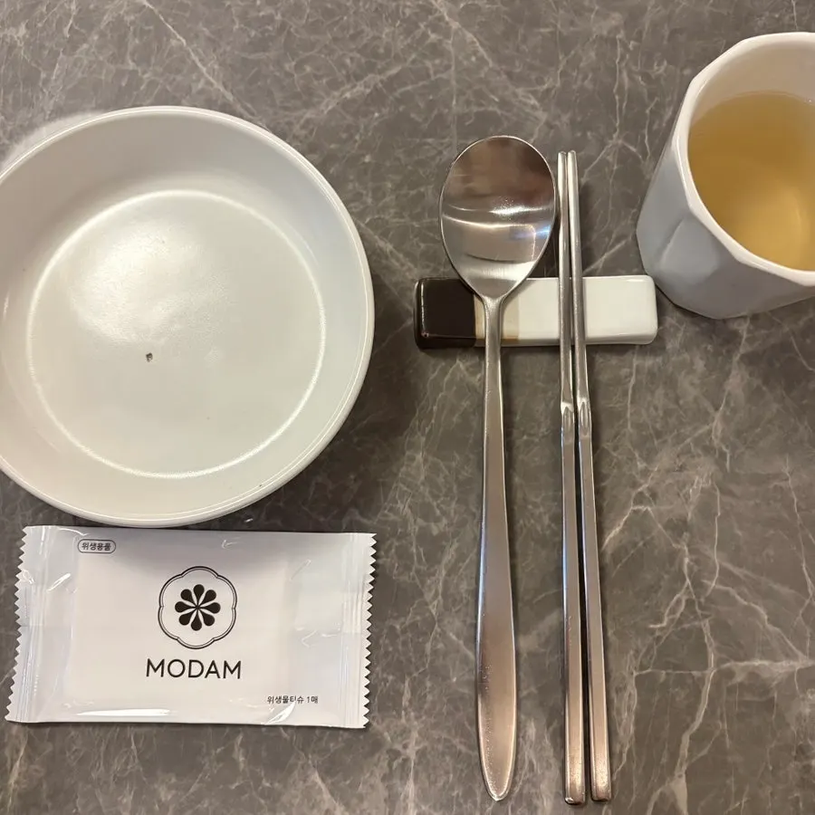 Table setting at Modam Itaewon