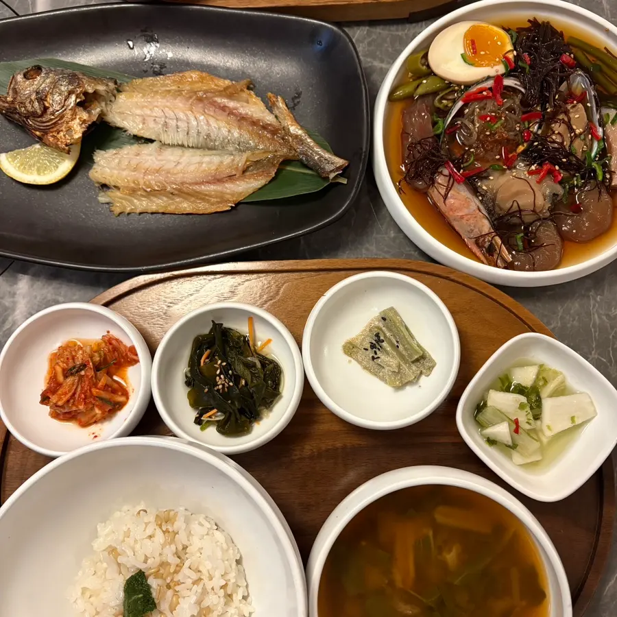 Full set menu spread at Modam
