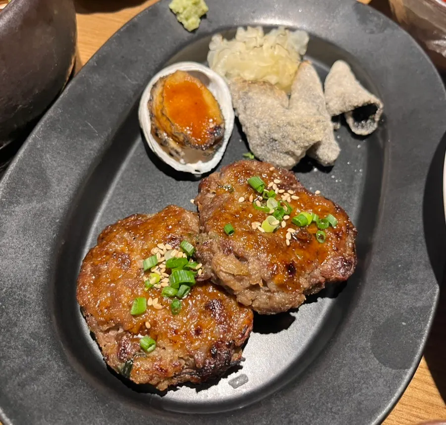 완도산 활전복 구이와 숙성 떡갈비 상차림
