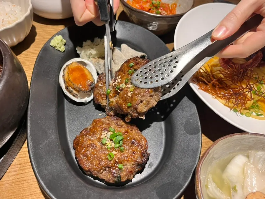 김부각을 올린 떡갈비와 전복구이 플레이팅