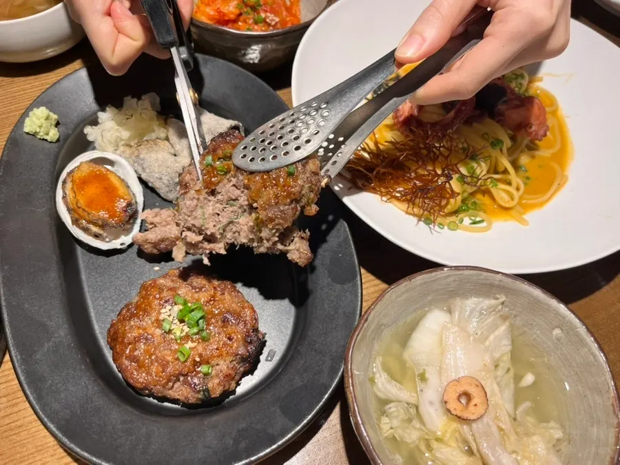 가위로 나눠 자른 수제 떡갈비