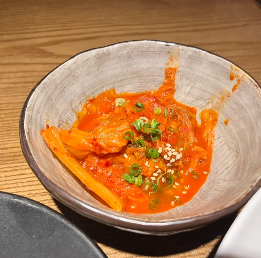 떡갈비와 함께 나온 백김치와 볶음김치
