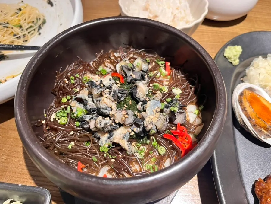 흰밥과 된장국이 함께 나온 떡갈비 정식 구성